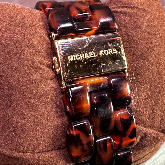 Michael Kors  tortoise shell and gold chronograph watch - Picture 3 of 5